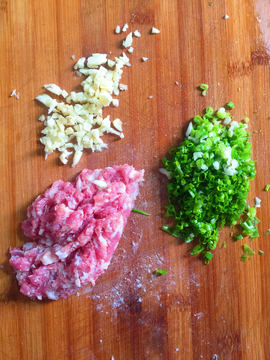 菜板上的肉末 