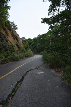 断裂的公路