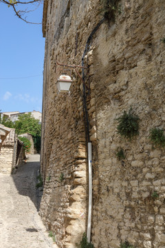 法国勾禾德山庄 石墙上的路灯