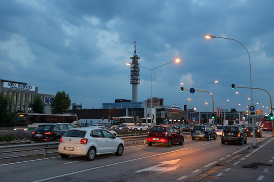 傍晚的法国街景 城市道路 华灯