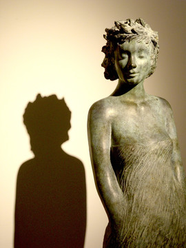 女性半身雕塑