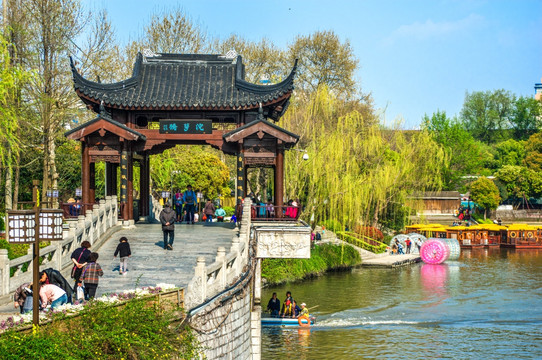 中式古典山水园林廊桥风景