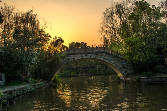 夕阳下的石拱桥