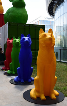 狐狸主题的彩色雕塑