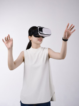 VR虚拟现实中的女人