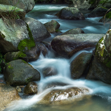 山涧瀑布水流