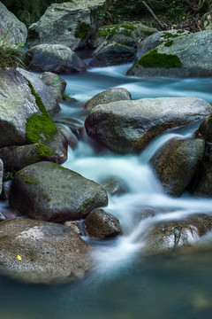 山涧瀑布水流