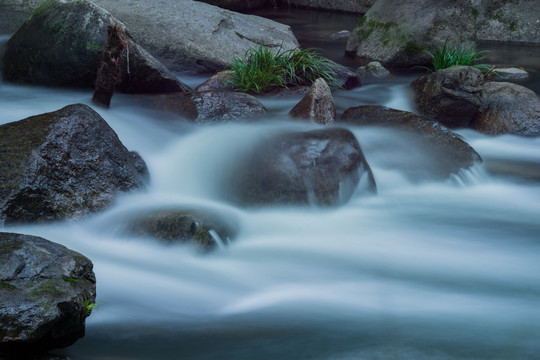 山涧瀑布水流