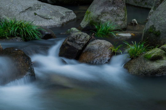 山涧瀑布水流