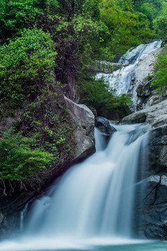 山涧瀑布水流