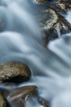 山涧瀑布水流