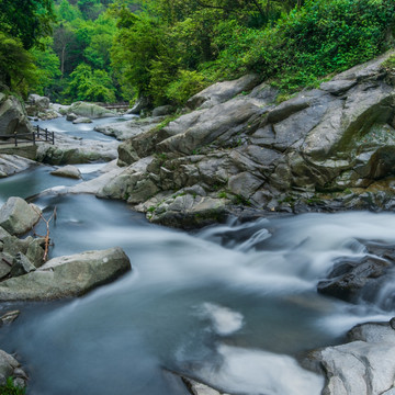 山涧瀑布水流