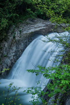 山涧瀑布水流