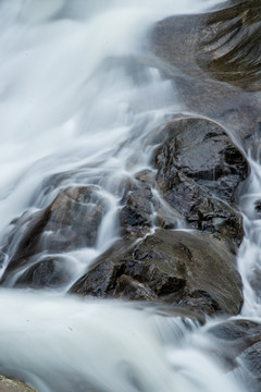 山涧瀑布水流