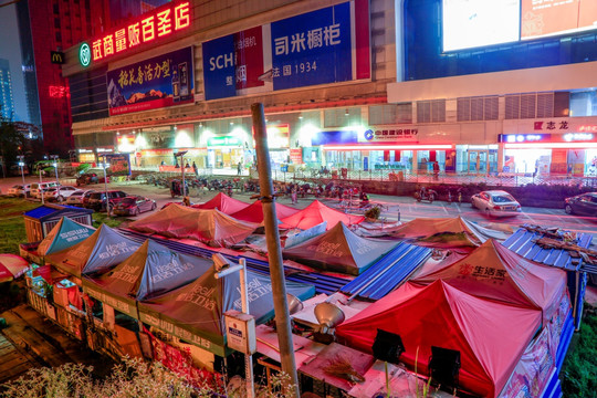 夜色下的简易棚