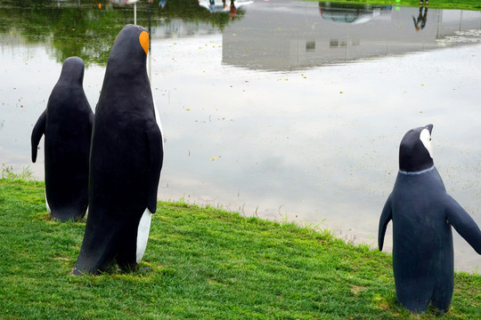 企鹅雕塑 路缘花境池塘水景