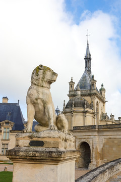 法国尚蒂伊城堡 狗雕塑