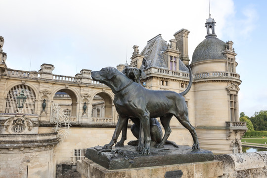 法国尚蒂伊城堡 狗雕塑