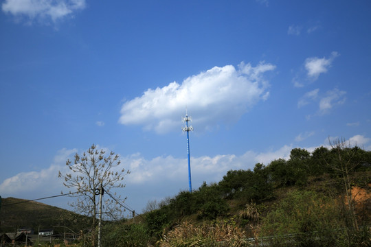 蓝天白云下的手机塔
