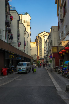 夕阳下的城市街景