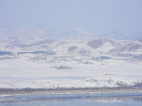 板门店远眺朝鲜雪景