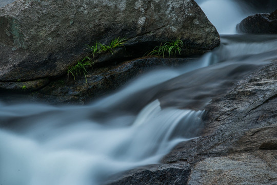 山涧瀑布水流