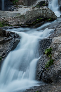 山涧瀑布水流