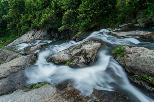 山涧瀑布水流