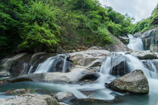 山涧瀑布水流