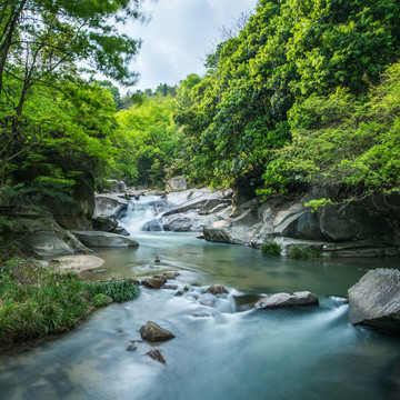 山涧瀑布水流