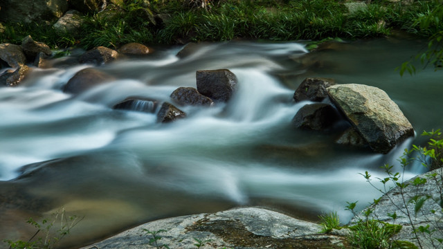 山涧瀑布水流