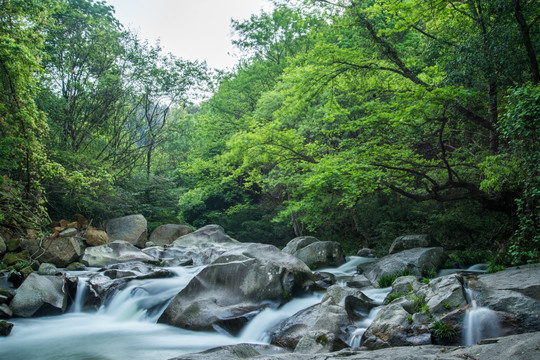 山涧瀑布水流