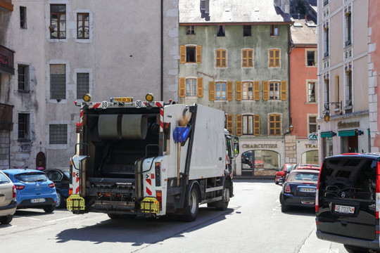 法国小镇风貌 路上的垃圾车