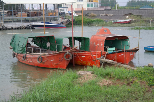 三江渔业队停泊的红色轮船