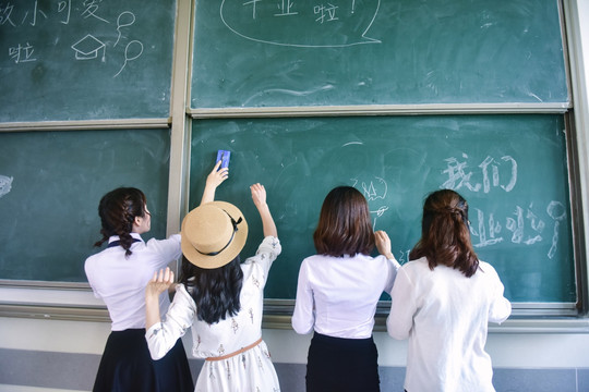 写字的女学生