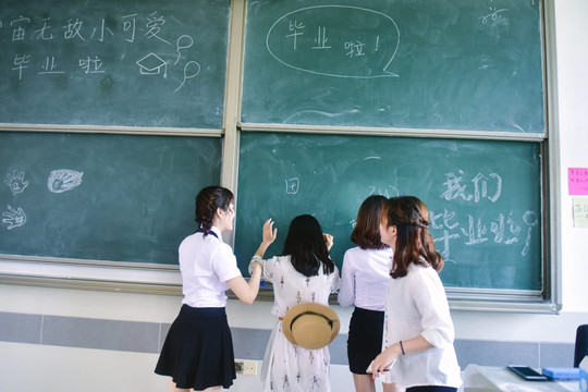 写字的女学生