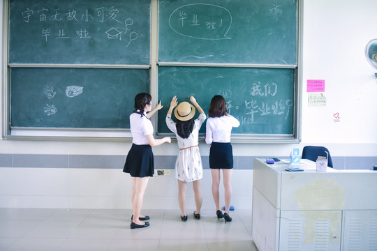 写字的女学生