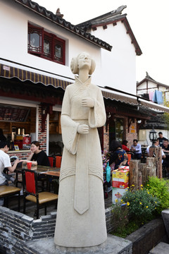 上海七宝老街的仕女雕塑