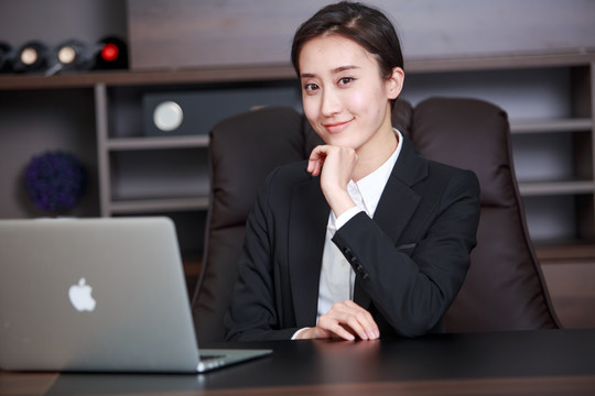 微笑的商务女士坐在办公室里