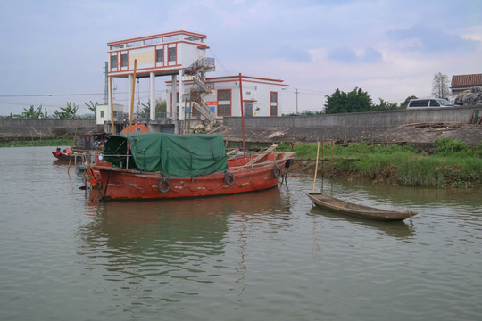 三江渔业队江边轮船和广益水闸