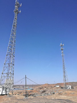 戈壁滩中的信号塔