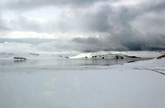 雪山湖泊