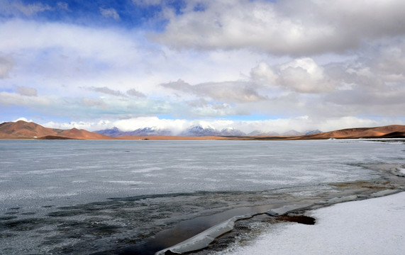 雪山湖泊美景