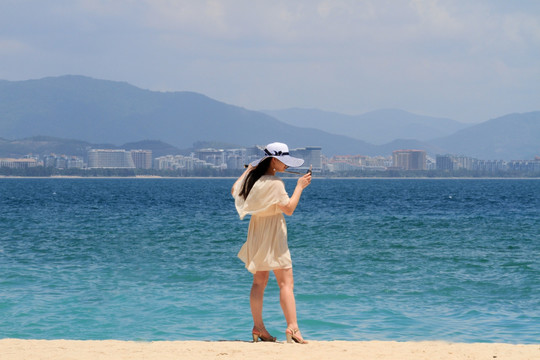 年轻女子海边自拍