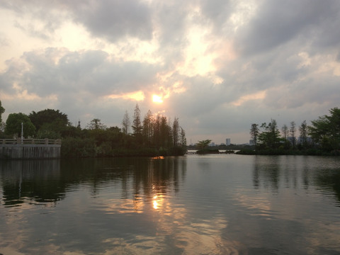 海珠湖面夕阳