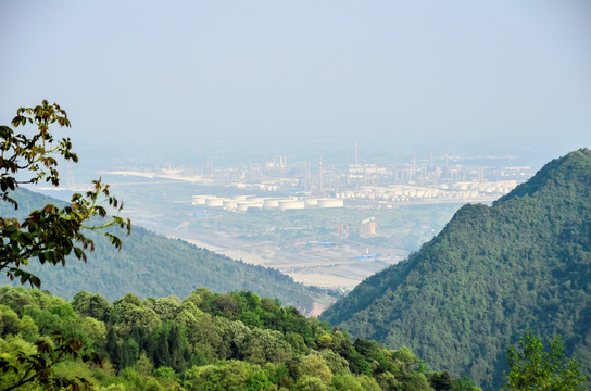 青山下的化工厂