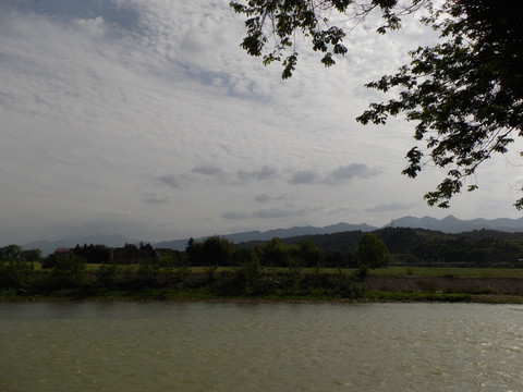 河对岸的风景