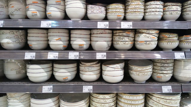 超市货架上的瓷碗