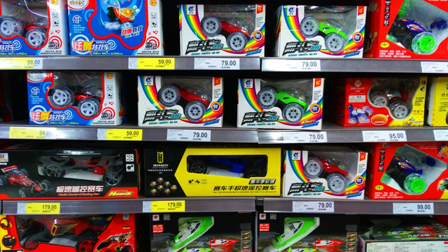 超市货架上的儿童玩具