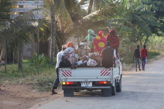 载人的小货车 农村人出行